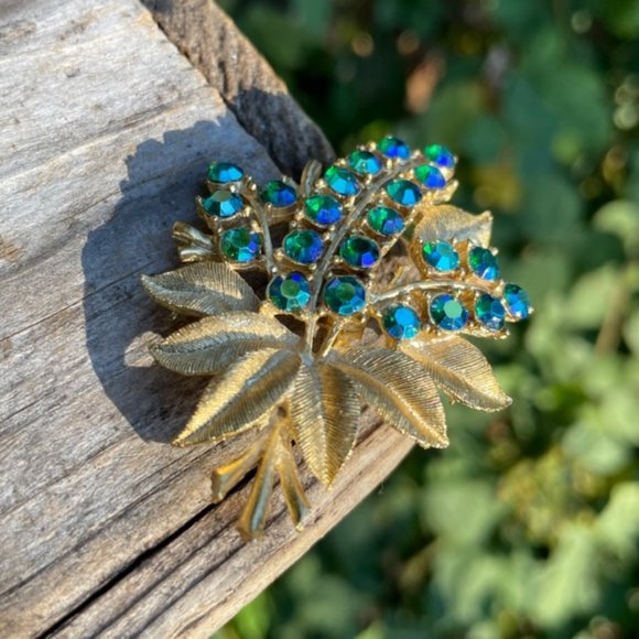 Vintage Rhinestone Pin Blue Green Stones in a Matte Gold Setting - Picture 9 of 11